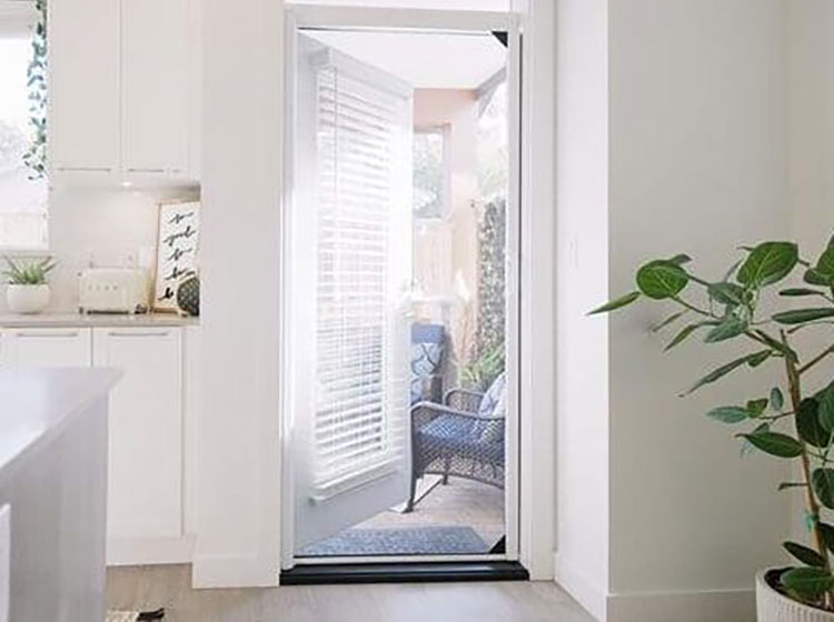 Moustiquaire mesh lock installée sur une porte d'entrée simple, démontrant une intégration parfaite avec le cadre blanc et un design sécurisé pour les animaux