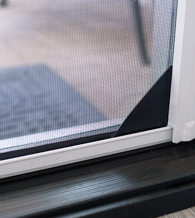 Une moustiquaire de porte renforcée avec mesh lock pour la stabilité et la durabilité et pour garder les petits animaux à l'intérieur.