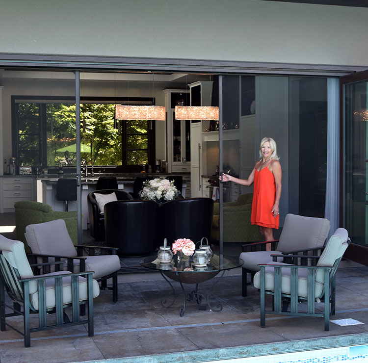 Patio couvert avec moustiquaires rétractables, mobilier d'extérieur moderne et lanternes décoratives autour de l'espace salon