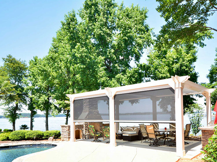 Pergola au bord du lac avec moustiquaires rétractables, espace salon extérieur et piscine