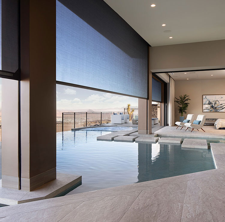 Maison désertique avec piscine à débordement et moustiquaires motorisées, avec vue sur la montagne et intérieur moderne