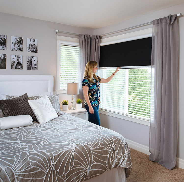 Chambre moderne avec moustiquaire de fenêtre rétractable, rideaux gris et mur de photos décoratif