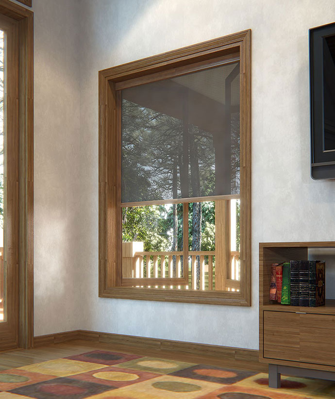 Grande fenêtre à cadre en bois avec moustiquaire rétractable montrant une terrasse extérieure et une rambarde à travers une maille transparente